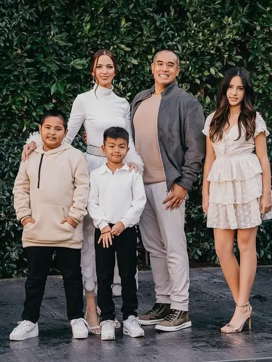 <p>Saat photoshoot tersebut, Mikhayla memilih mengenakan mini dress ruffle lengan pendek warna putih. Dipadukan heels berstrap warna keemasan. Membuat tampilannya terlihat memiliki kaki jenjang. [@ramadhaniabakrie]</p>