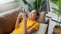 6 Perubahan Fisik Akibat Kebiasaan Scrolling HP yang Sering Tidak Disadari