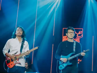 Duo akustik Janapati tampil pada Jakarta International BNI Java Jazz Festival 2020 di Jakarta, Minggu (1/3/2020). Duo akustik kolaborasi gitaris Dewa Budjana dan Tohpati tersebut membawakan beberapa instrumen diantaranya Janapati Ratu Kanya dan Rahadis. (Liputan6.com/Faizal Fanani)