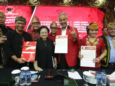 Ketum PDIP Megawati Soekarnoputri foto bersama dengan pasangan Cagub-Cawagub PDIP, Jakarta, Minggu (7/1). PDI Perjuangan (PDIP) mengumumkan lima pasangan gubernur dan wakil gubernur pada pilkada serentak 2018. (Liputan6.com/Faizal Fanani)