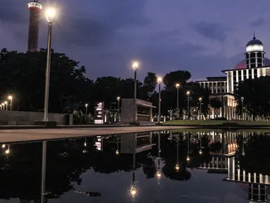 Suasana malam di Masjid Istiqlal, Jakarta, Senin (22/2/2021). Masjid Istiqlal rampung direnovasi dengan ditandai peresmian oleh Presiden Joko Widodo pada 7 Januari 2021 setelah melalui waktu pengerjaan selama 14 bulan dengan memakan biaya sebesar Rp511 miliar. (merdeka.com/Iqbal S Nugroho)