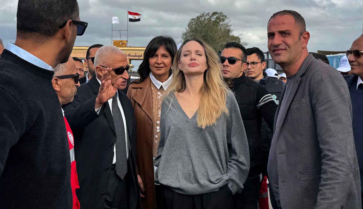 Aktris Amerika Serikat (AS), Angelina Jolie (tengah) saat tiba di perbatasan Rafah-Mesir, pada Jumat 2 Januari 2026. Aktris Amerika Serikat (AS) yang juga mantan utusan khusus Badan Pengungsi Perserikatan Bangsa Bangsa (PBB), Angelina Jolie mengunjungi pelintasan Rafah di perbatasan Gaza–Mesir. (Foto oleh AFP)