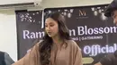 Menjadi mualaf, Mahalini tampil elegan dengan kaftan coklatnya. Dihiasi dengan renda di bagian leher dan belt kain di perut. [@mylinzofficial]