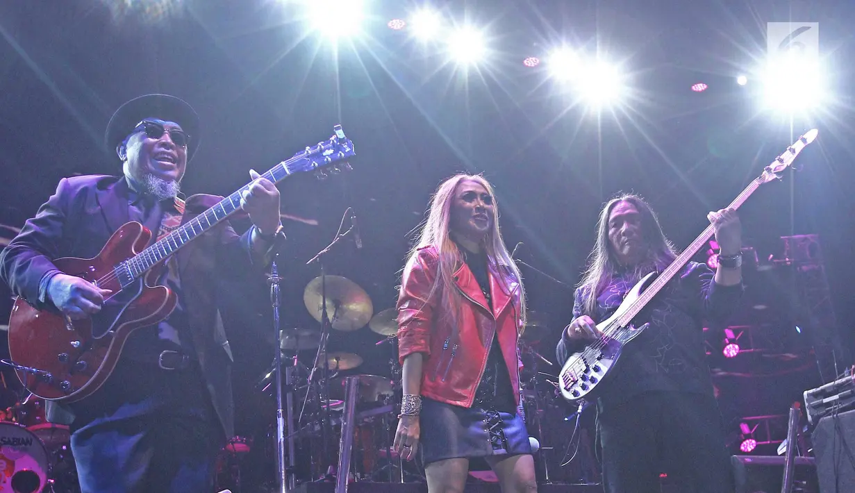 Penampilan band Krakatau dan Trie Utami saat konser supergroup di Jakarta, Selasa (21/11). Konser supergroup menghadirkan lima band ternama tanah air, yakni God Bless, Krakatau, Sheila On 7, Gigi, dan Kahitna. (Liputan6.com/Herman Zakharia)