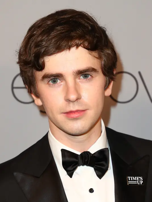 Freddie Highmore adalah aktor yang sudah main film di usia yang masih sangat muda. Namun ternyata ia memegang gelar sarjana bahasa Spanyol dan Arab, lho! (JOE SCARNICI / GETTY IMAGES NORTH AMERICA / AFP)