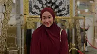 Penampilan Nina Zatulini di Tanah Suci, Tampilkan Gaya Simpel dan Anggun yang Menginspirasi
