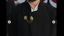 Reza Rahadian memakai bros rancangan Tulola Designs. (Foto: Arman Febryan via hagaipakan on Instagram)