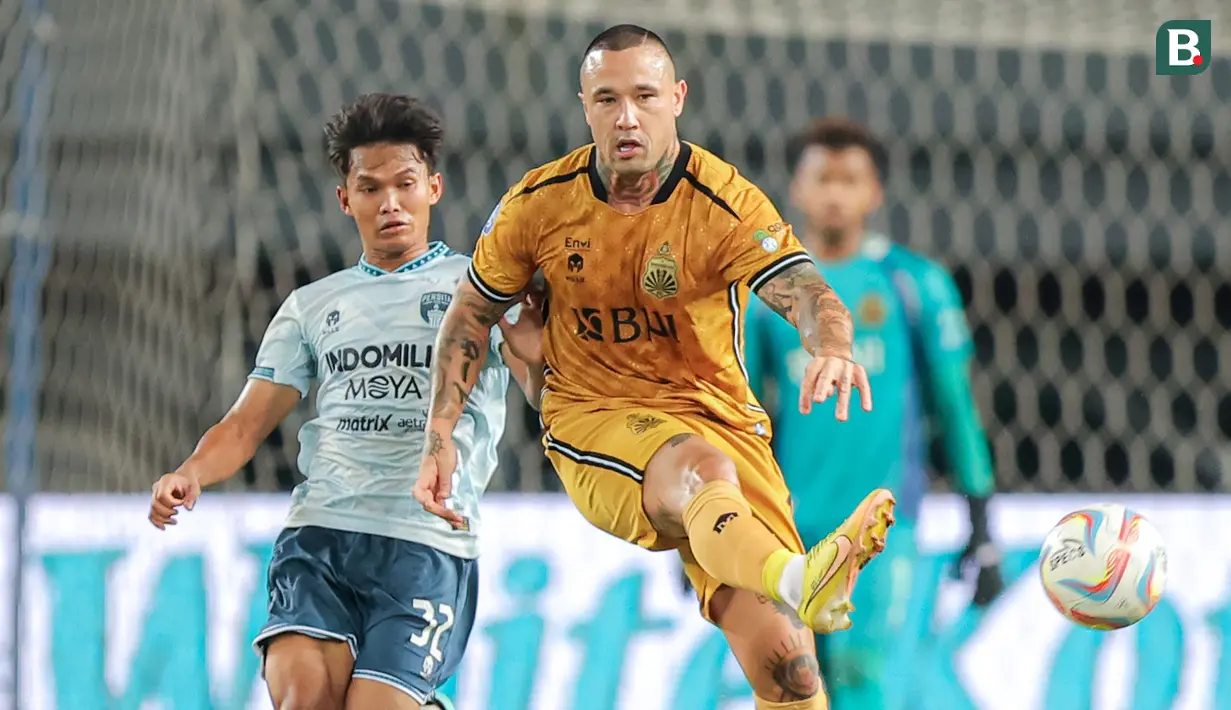 <p>Pemain Timnas Belgia keturunan Indonesia, Radja Nainggolan sukses melakukan debutnya bersama Bhayangkara FC dengan kemenangan telak 3-0 atas Persita Tangerang pada laga lanjutan pekan ke-23 BRI Liga 1 2023/2024 di Stadion Patriot Candrabhaga, Bekasi, Minggu (17/12/2023) malam WIB. Baru diturunkan pada menit ke-56 saat Bhayangkara FC telah unggul satu gol menggantikan Muhammad Ragil, kehadiran Radja Nainggolan mampu membuat penampilan Bhayangkara FC makin ofensif. Hasilnya The Guardians mampu menambah dua gol lagi di babak kedua melalui brace Junior Brandao pada menit ke-84 dan masa injury time babak kedua. (Bola.com/Bagaskara Lazuardi)</p>
