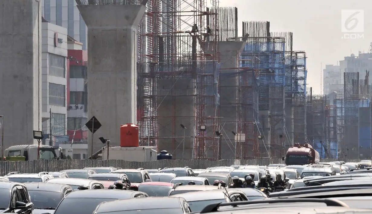 Kepadatan arus kendaraan di sekitar proyek 6 Ruas Tol Dalam Kota tahap pertama seksi Kelapa Gading-Pulo Gebang, Jakarta, Minggu (15/7). Proyek 6 Ruas Tol Dalam Kota terdiri dari tiga tahap pembangunan. (Merdeka.com/Iqbal S. Nugroho)