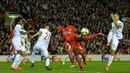 Bek Liverpool, Mamadou Sakho, berusaha melewati pemain Augsburg, Ragnar Klavan. Gol kemenangan Liverpool tercipta pada menit ke-5 melalui penalti James Milner. (EPA/Peter Powell)
