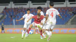 Bertanding di The 700th Anniversary of Chiang Mai Stadium, Thailand, Jumat (12/12/2025), Timnas Indonesia U-22 langsung tancap gas. Tampak dalam foto, penyerang Timnas Indonesia U-22, Mauro Nils Zijlstra (tengah) mencoba melewati adangan tiga pemain Myanmar pada pertandingan Grup C SEA Games 2025 di The 700th Anniversary of Chiang Mai Stadium, Thailand, Jumat (12/12/2025). (Bola.com/Bagaskara Lazuardi)