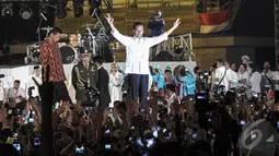 Dalam acara itu, Jokowi berpidato dengan ciri khasnya, singkat, santai namun padat. Jokowi terlihat menyampaikan salam tiga jari, Jakarta Pusat, Senin (20/10/2014) (Liputan6.com/Faizal Fanani)