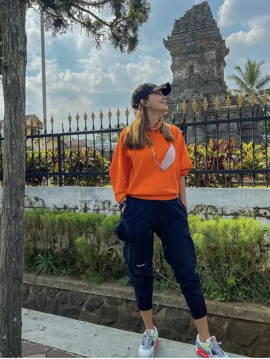 Tampil sporty dengan hoodie orange dan celana tracking hitam, Luna mengenakan sneakers Nike AirMax 90 EOI. Seharga Rp1.999.000. Dok. Instagram @lunamaya