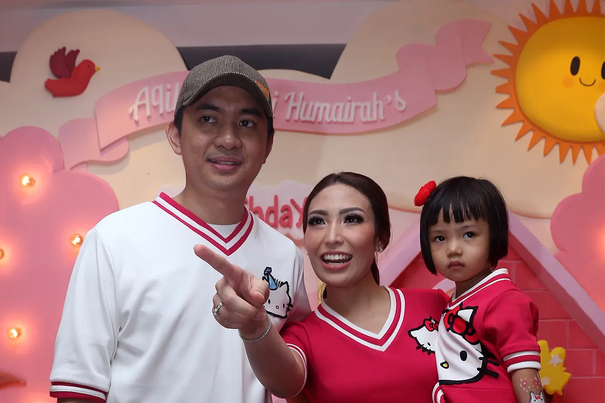 Ayu Dewi dan keluarga