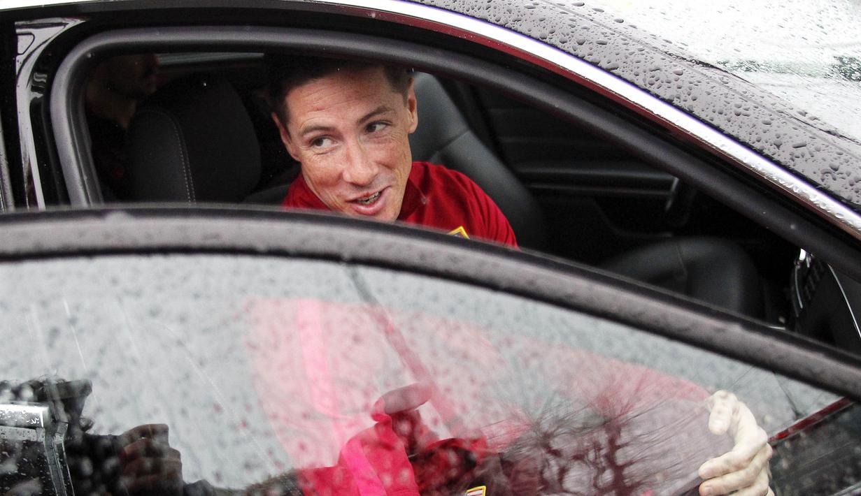 Senyum Fernando Torres setelah keluar dari rumah sakit akibat tabrakan dikepala dengan pemain Deportivo La Coruna, Alex Bergantinos pada laga La Liga pekan ke-25 di Riazor stadium, La Coruna, (02/3/2017).  (EPA/Cabalar)