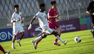 Pemain Timnas Indonesia U-17, Fadly Alberto (kiri) mengumpan bola dibayangi pemain Korea Utara, An Jin Sok dalam laga perempat final Piala Asia U-17 2025 di King Abdullah Sports City Hall Stadium, Jeddah, Senin (14/4/2025) malam WIB. (Dok. PSSI)