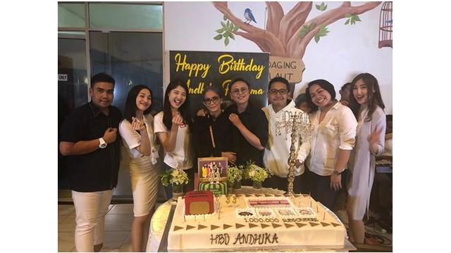 Acara ulang tahun tersebut juga dihadiri para sahabatnya.