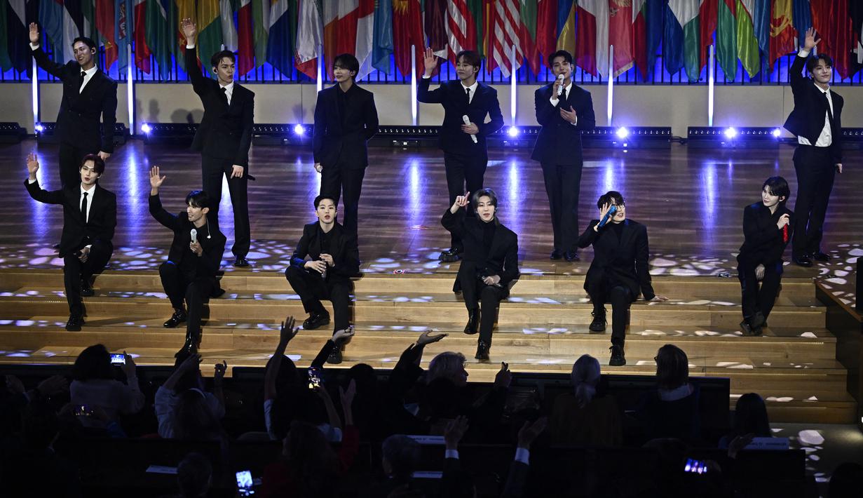 UNESCO sudah sejak beberapa waktu lalu mengabarkan keterlibatan Seventeen pada hari kedua acara yang dihelatnya. (JULIEN DE ROSA / AFP)