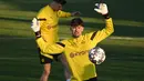 Kiper Borussia Dortmund, Gregor Kobel, ikut serta dalam sesi latihan jelang menghadapi Chelsea pada Liga Champion, di Dortmund, Jerman, Selasa (14/2/2023). Dalam enam laga terakhir di semua kompetisi, Marco Reus dan kawan-kawan tak pernah gagal membungkus kemenangan. (Ina FASSBENDER / AFP )