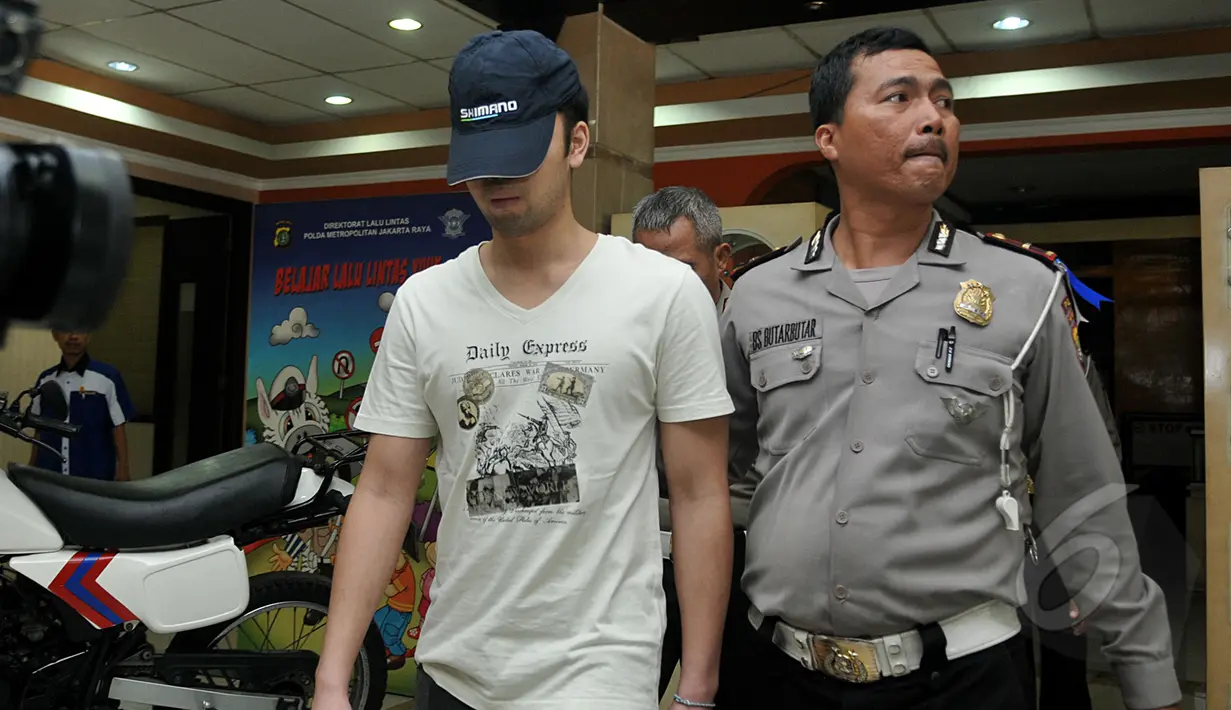 Pengemudi Mistsubshi Outlander maut, Christopher Daniel Sjarief, yang ditahan di tahanan Dirlantas Polda Metro dibawa menuju tahanan Kejaksaan Negeri Jakarta Selatan, Kamis (16/4/2014). (Liputan6.com/Johan Tallo)