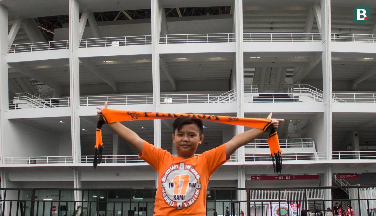 Seorang The Jakmania Cilik berpose sebelum menyaksikan laga Persija Jakarta melawan Tampines Rovers pada laga AFC Cup di SUGBK, Jakarta, Rabu (28/2/2018). Persija menang 4-1 atas Tampines Rovers. (Bola.com/Asprilla Dwi Adha)