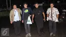 Ariesman Widjaja enggan memberikan komentar saat tiba di KPK, Jakarta, Jumat (1/4). Harisman menyerahkan diri usai penetapan dirinya sebagai tersangka terkait pembahasan raperda sonasi wilayah pesisir dan pulau-pulau terluar. (Liputan6.com/Helmi Afandi)