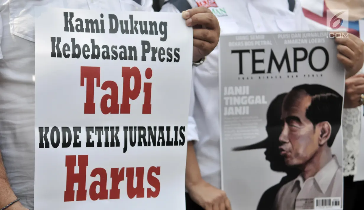 Relawan Jokowi Mania saat mendatangi Gedung Dewan Pers, Jakarta, Senin (16/9/2019). Seperti diketahui Majalah Tempo edisi 16-22 September 2019 memuat gambar Jokowi dengan disertai bayangan Pinokio yang dikenal sebagai tokoh animasi yang suka berbohong. (merdeka.com/Iqbal S. Nugroho)