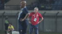 Pelatih PS TNI, Ivan Kolev saat memimpin timnya melawan Persib Bandung pada lanjutan Liga 1 2017 di Stadion Si Jalak Harupat, Sabtu (05/8/2017). PS TNI kalah dari Persib 1-3.(Bola.com/Nicklas Hanoatubun)