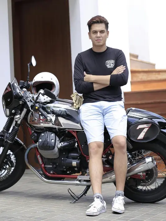 Aktor kelahiran 28 Juli 1993 ini kerap memamerkan potret liburannya bersama motor kesayangannya. Pemain 'Heart Series' ini rela merogoh kocek hingga ratusan juta rupiah untuk hobinya tersebut. Selain menjadi hobi, mengendarai motor dinilai lebih praktis dari mobil.(Liputan6.com/IG/@kevinjulio1993)