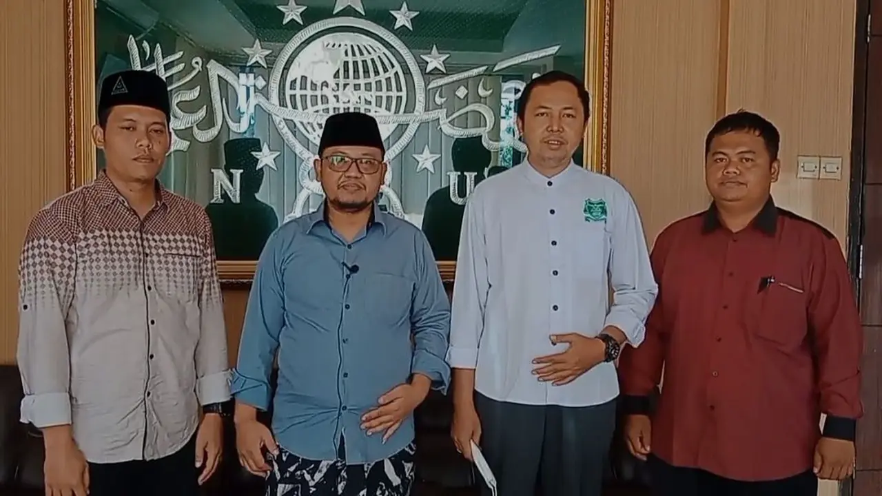 Sekretaris PC NU Banyuwangi Syaifudin Zuhri (tengah) Bersama tim LBH Ansor Banyuwangi. (Istimewa)