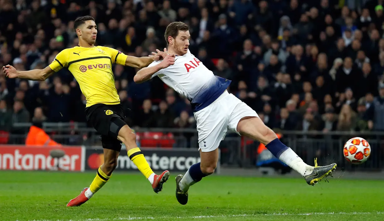 Bek Tottenham Hotspur,  Jan Vertonghen mencetak gol ke gawang Borussia Dortmund pada leg pertama 16 besar Liga Champions di Stadion Wembley, London, Rabu (13/2). Tottenham Hotspur menang telak 3-0 atas Borussia Dortmund. (AP/Alastair Grant)