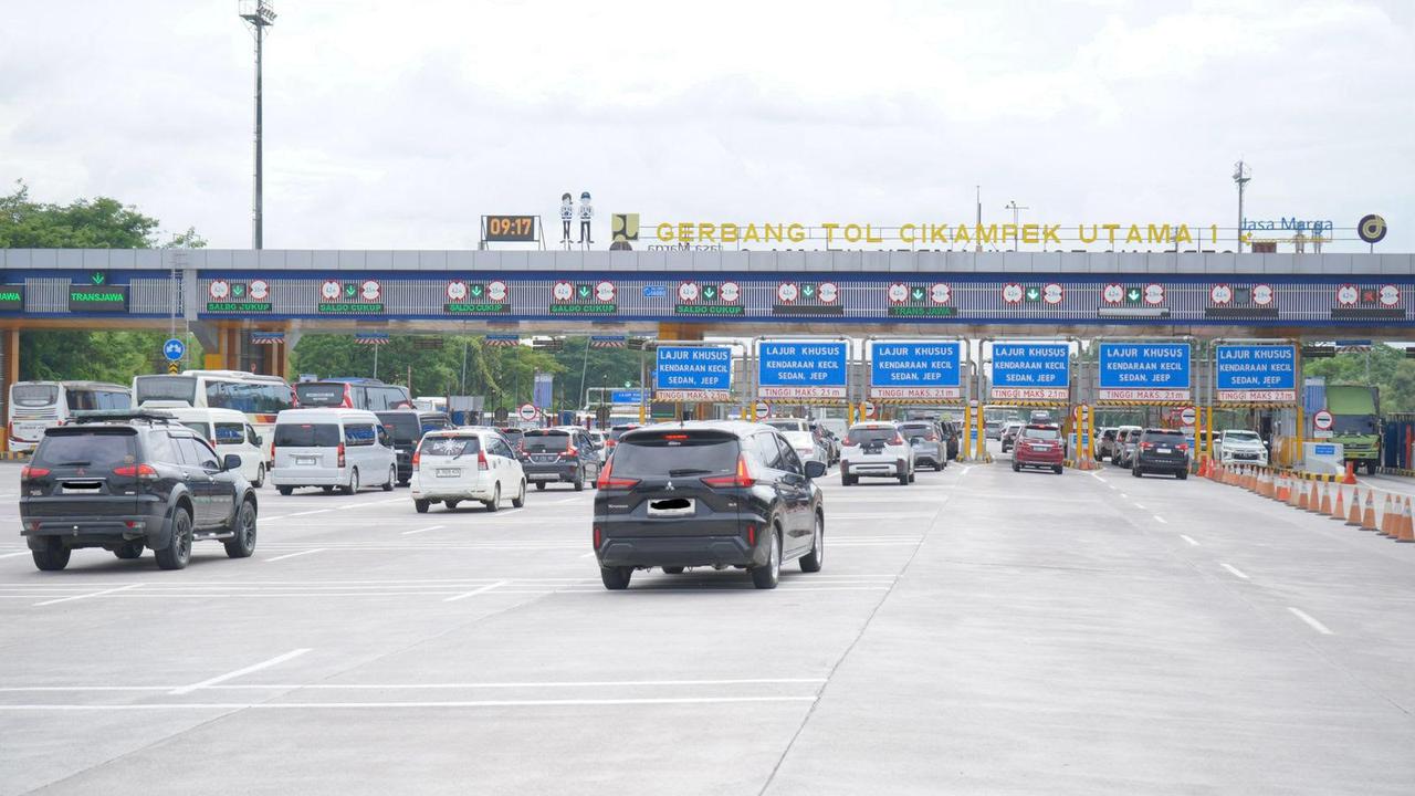 Volume Kendaraan ke Timur Naik 31%, Gerbang Tol Cikampek Siaga 37 Gardu
