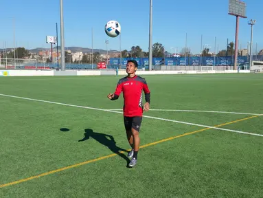 Evan Dimas beradaptasi dengan latihan sendiri di tempat latihan skuat Espanyol B, Ciudad Deportiva Dani Jarque, Kamis (4/2/2106). (Bola.com/La Liga) 