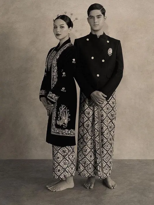 Potret pasangan Al Ghazali dan Alyssa Daguise sebelum keduanya putus. Keduanya tampil dibalut batik dan busana khas Jawa Tengah dengan detail bordir pada kebaya dan beskap. [Foto: Instagram/svarna_byikatindonesia]
