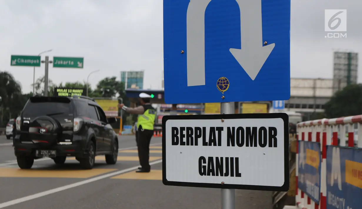 Plang informasi ganjil genap yang berada di depan Gerbang Tol Bekasi Barat 1, Bekasi, Jabar, Senin (12/3). Peraturan ganjil genap di gerbang tol Bekasi Barat dan Timur berlaku mulai hari ini, Senin (12/3) pukul 06.00-09.00. (Liputan6.com/Arya Manggala)