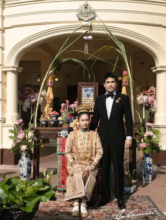 Butuh waktu lebih dari tiga bulan untuk membuat mahkota bunga yang dihiasi dengan tali emas. Dan disulam dengan mutiara Phuket, berlian, dan permata. [@niyadarweddinganswer]