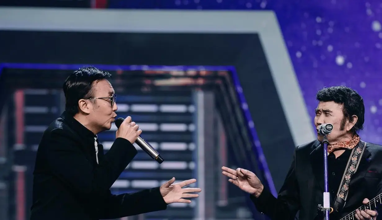 Mengunggah foto bareng Rhoma Irama, Ari Lasso membuat pengakuan lewat status teks dengan mencuit, “Salah satu impianku untuk duet bersama beliau terwujud td malam. Ngobrol, bcanda , ktawa tawa, dan manggung bersama Soneta. Serta tentunya tanda tangan koleksi Piringan2 Hitamku. Lagi, ia menambahkan, “Makasih Bang Haji. The Real King Rhoma Irama. Long live the King.” (Foto: Dok. Instagram @ari_lasso)
