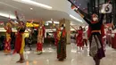 Penari mengenakan pakaian tradisional menampilkan tarian khas daerah-daerah Indonesia dalam acara "Tunjukan Indonesiamu, Satukan Negeri" di Jakarta, Sabtu (15/8/2020). Acara yang digelar virtual tersebut untuk mengampanyekan budaya Indonesia dan memperingati HUT ke-75 RI. (Liputan6.com/Johan Tallo)