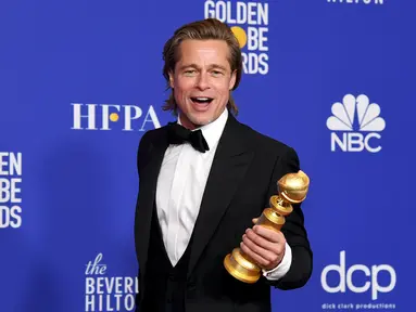 Aktor Brad Pitt berpose saat menghadiri Golden Globes 2020 di Beverly Hills, California, Amerika Serikat, Minggu (5/1/2020). Brad Pitt terpilih sebagai aktor pendukung terbaik di Golden Globes 2020 lewat perannya dalam film 'Once Upon a Time in Hollywood'. (Kevin Winter/Getty Images/AFP)
