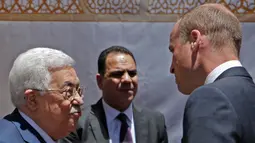 Pangeran William dari Inggris ketika diterima Presiden Palestina Mahmud Abbas (kiri) di Tepi Barat Kota Ramallah, (27/6). Pada kunjungannya itu Pangeran William menyuarakan harapan untuk perdamaian abadi di Timur Tengah. (AFP PHOTO / Abbas Momani)