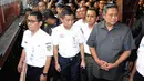 Presiden yang tiba di Stasiun Senen pukul 15.45 WIB itu disambut Direktur Utama PT Kereta Api Ignasius Jonan (dua dari kiri), Kamis (24/7/14). (Liputan6.com/Faizal Fanani)