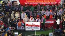 Menpora Imam Nahrawi memberikan bonus Rp2,1 miliar kepada Timnas Indonesia U-22 pada acara penyambutan di Bandara Soekarno Hatta, Tangerang, Rabu (27/2). Timnas Indonesia U-22 baru saja menjuarai Piala AFF U-22 2019. (Liputan6.com/Herman Zakharia)
