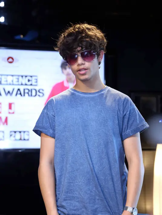 "Penjualan gabungan dari album Haris J itu mencapai Rp 1 miliar. Saat ini, pencapaian platinum itu sangat tidak mudah. Sekarang bisa mencapai platinum adalah penghargaan yang sangat luarbiasa," tutur Alex dari Warner Music Indonesia. (Nurwahyunan)