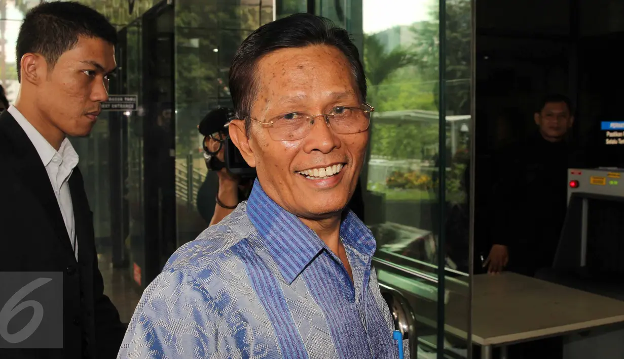Panitera MK Kasianur Sidauruk saat tiba di Gedung KPK, Jakarta, Kamis (2/6/2015). Kasianur diperiksa sebagai saksi kasus suap sengketa pilkada Kabupaten Morotai di MK 2011 dengan tersangka RS (Rusli Sibua). (Liputan6.com/Helmi Afandi)