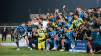 Selebrasi skuad Persib Bandung, Marc Klok (kiri) dkk merayakan keberhasilan menjuarai Championship Series BRI Liga 1 2023/2024 usai mengalahkan Madura United pada final leg kedua di Stadion Gelora Bangkalan, Madura, Jumat (31/5/2024). (Bola.com/Bagaskara Lazuardi)