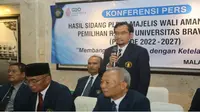 Prof Widodo (berdiri) terpilih sebagai Rektor UB Malang periode 2022 - 2027 melalui sidang pleno Majelis Wali Amanat musyawarah yang berlangsung secara musyawarah mufakat&nbsp;pada Sabtu, 21 Mei 2022 (Foto : Humas UB)