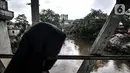 Warga melintasi jembatan di atas Kali Ciliwung di Rawajati, Jakarta, Selasa (22/9/2020). Banjir kiriman bukanlah hal baru bagi warga RW 07 Rawajati, namun dampaknya selama bertahun-tahun sangat terasa dengan munculnya deretan rumah rusak hingga ditinggalkan pemilik. (merdeka.com/Iqbal S. Nugroho)