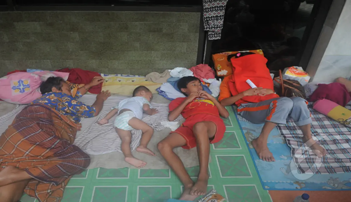 Ketinggian air di Kampung Pulo mencapai tiga meter. Warga kini tinggal sementara di tempat pengungsian, Jakarta, Selasa (10/2/2015). (Liputan6.com/Herman Zakharia)