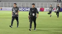 Pelatih Timnas Indonesia U-20, Indra Sjafri (kanan) didampingi asisten pelatih, Bima Sakti berjalan memasuki lapangan jelang dimulainya laga uji coba internasional menghadapi Timnas China U-20 di Stadion Madya Gelora Bung Karno, Senayan, Jakarta, Jumat (22/3/2024). (Bola.com/Abdul Aziz)