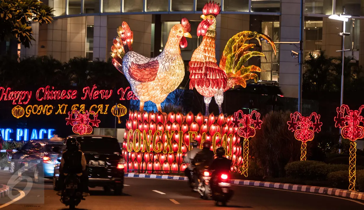 Sejumlah kendaraan melintas di depan lampion berbentuk ayam di kawasan SCBD, Jakarta, Kamis (26/1). Ornamen khas Imlek mulai menghiasi berbagai sudut Ibukota jelang perayaan Tahun Baru Imlek 2568. (Liputan6.com/Gempur M Surya)